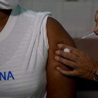 Cuba inicia teste em humanos de vacina própria contra Covid-19